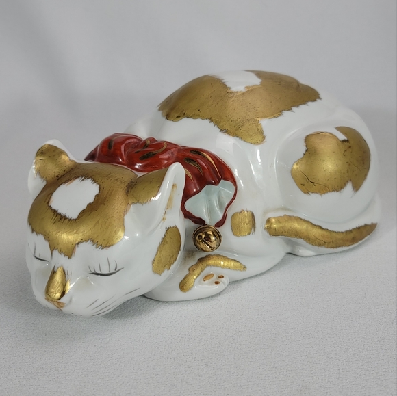 Japanese Porcelain Sleeping Cat Figure - Picture 13 of 13